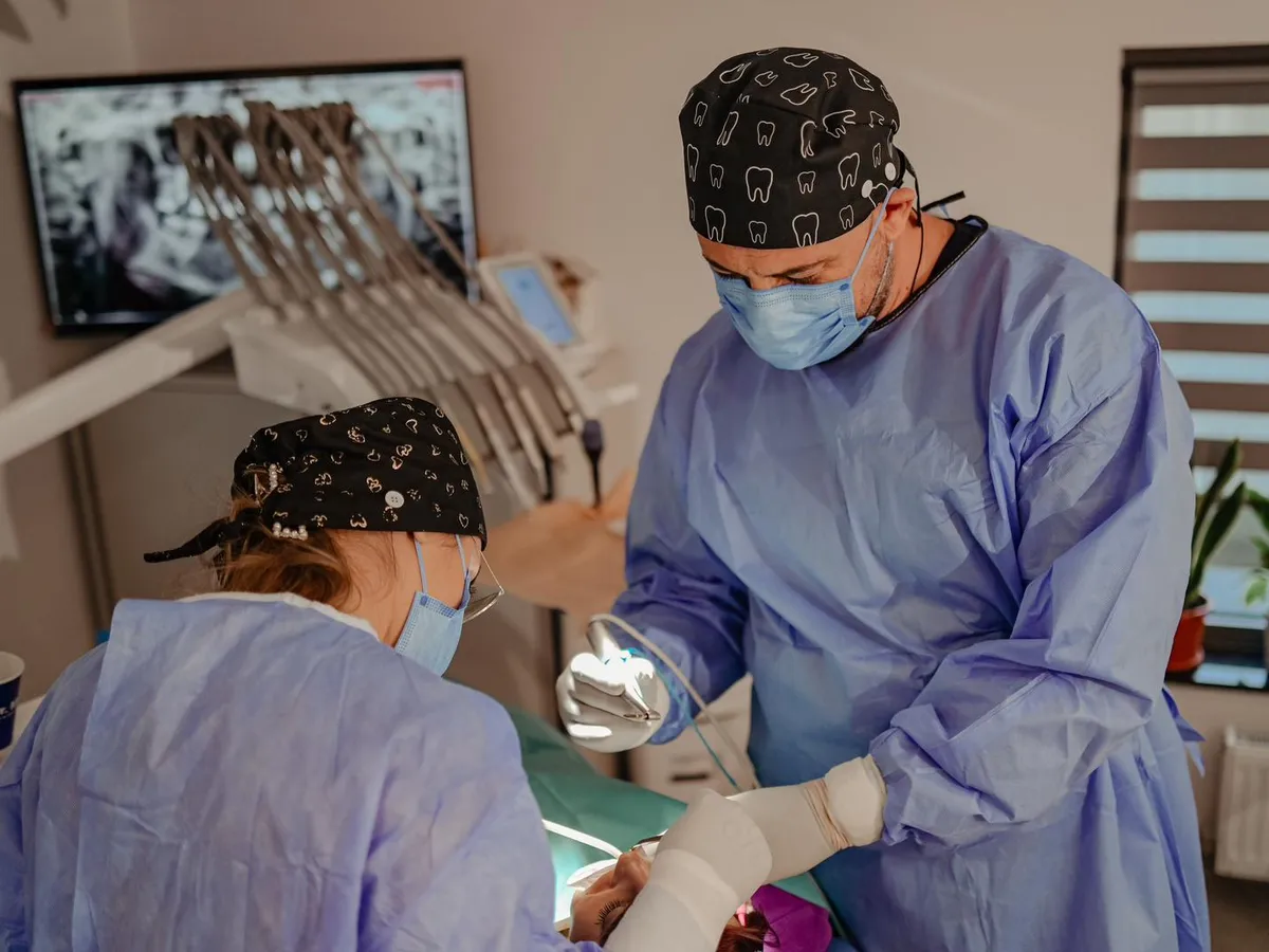 Chirurgie dentară realizată în condiții sterile, cu echipament de protecție