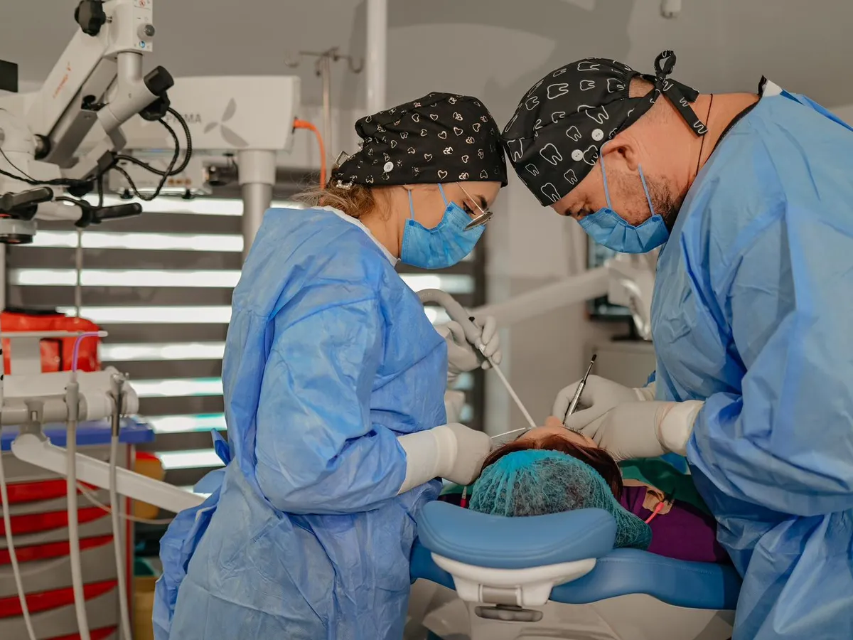 Intervenție de implantologie în condiții sterile la DentaSpa Fălticeni