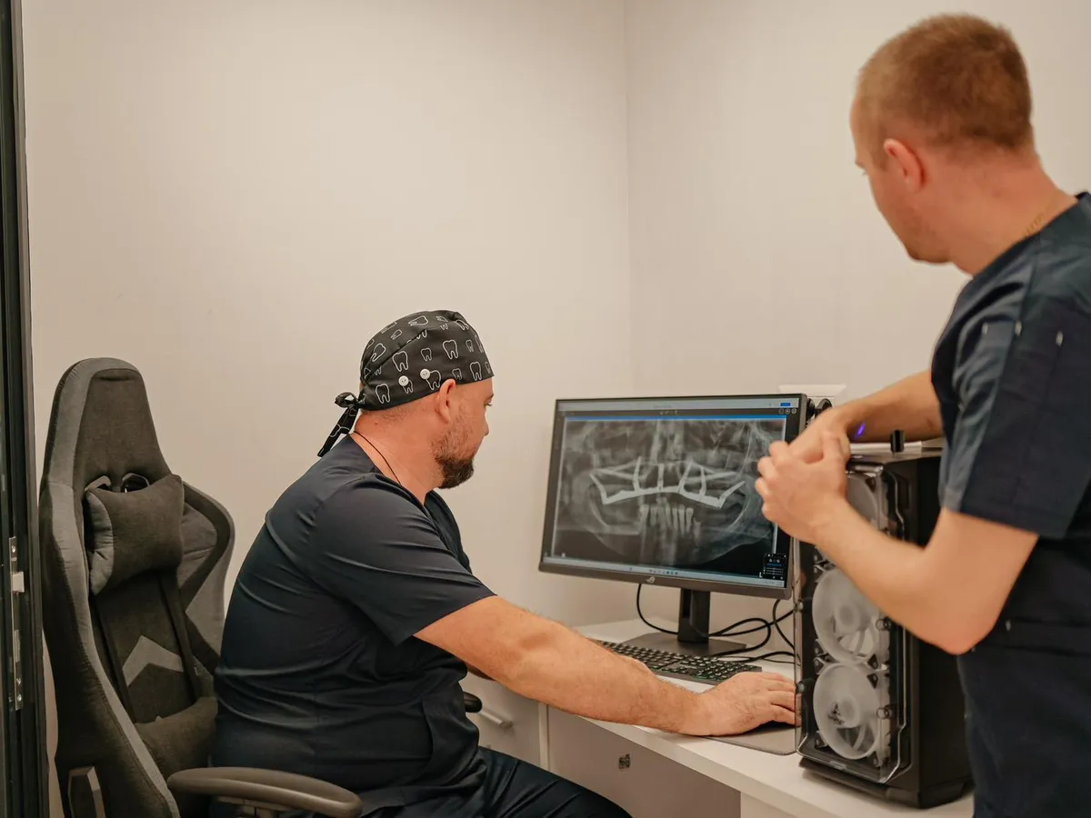 Diagnostic pe radiografie dentară 3D afișată pe ecranul din cabinet