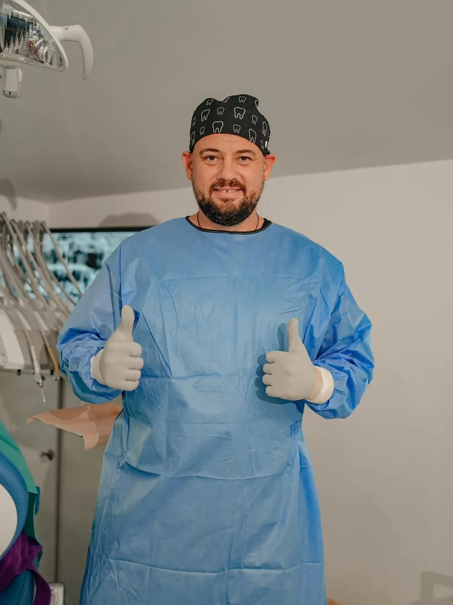 Dr. Alexei Codrean echipat pentru o intervenție de implantologie