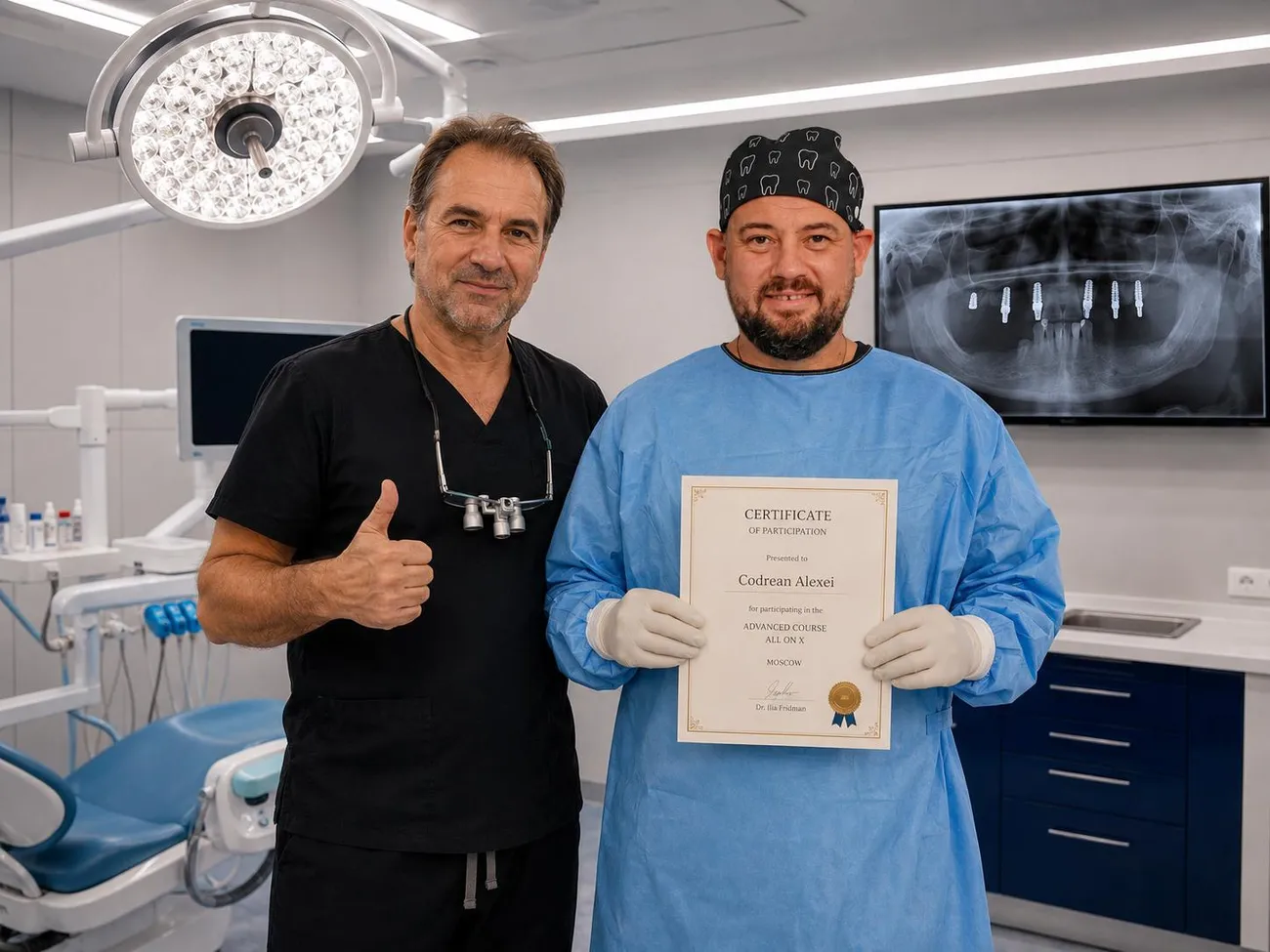 Dr. Alexei Codrean primind un certificat după un curs practic de implantologie