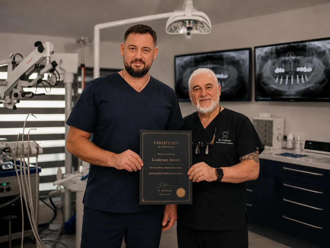 Dr. Alexei Codrean cu diploma obținută la un curs internațional de implantologie