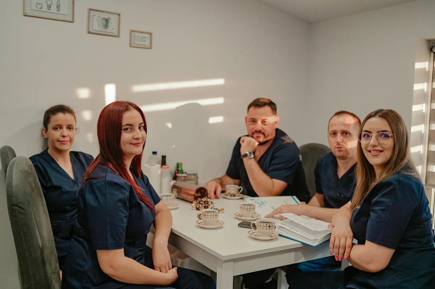 Echipa DentaSpa discutând un caz clinic înainte de tratament