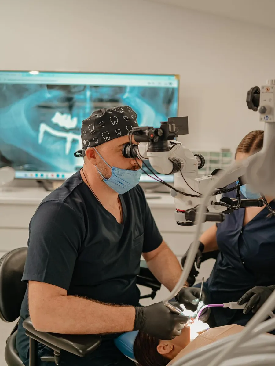 Tratament endodontic la microscop, în cabinetul din Fălticeni