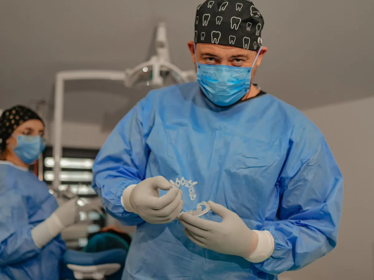 Echipă medicală în timpul unei intervenții de implant dentar