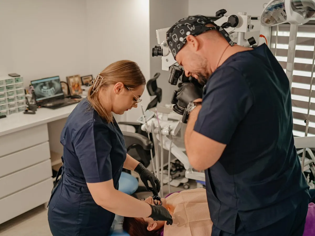 Tratament dentar efectuat sub microscop la clinica DentaSpa din Fălticeni