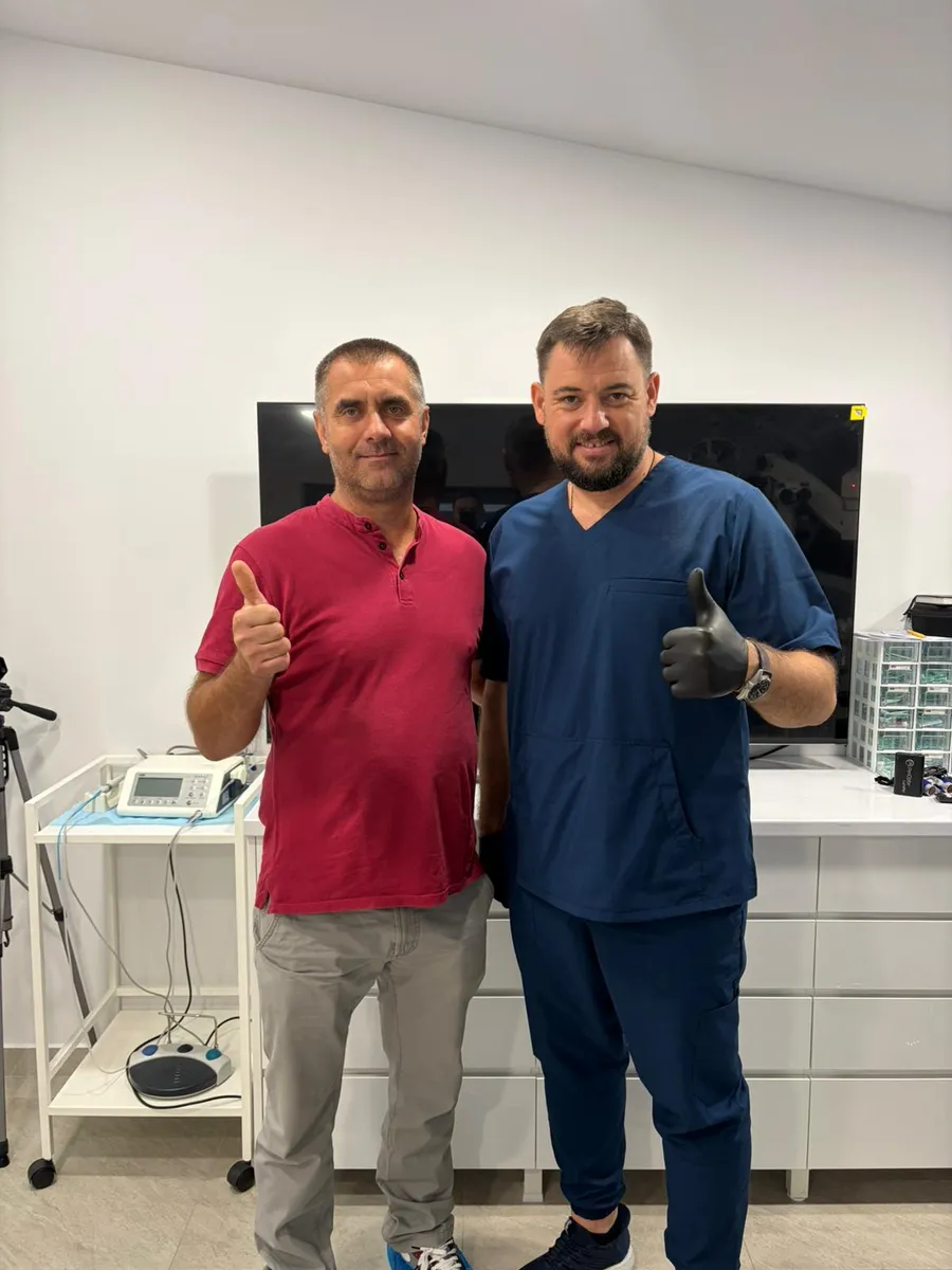 Pacient multumit alaturi de medicul stomatolog, la clinica DentaSpa din Falticeni