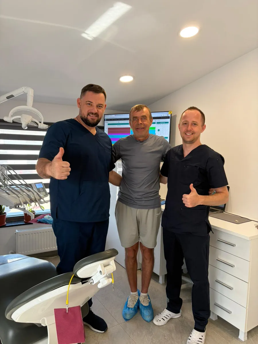 Pacient alaturi de echipa medicala DentaSpa, la finalul tratamentului
