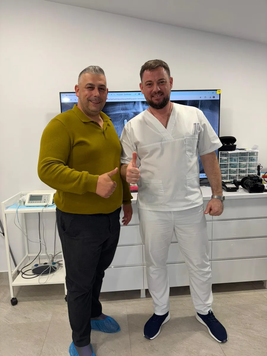 Pacient multumit dupa tratamentul stomatologic realizat la DentaSpa Falticeni