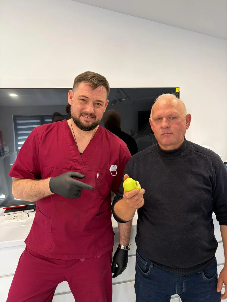 Pacient multumit dupa finalizarea lucrarii, la clinica DentaSpa